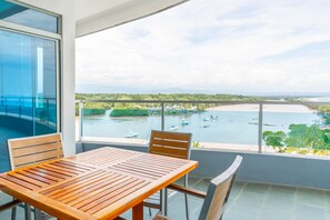 Outdoor dining - Stunning Oceanview Penthouse with fitness room and full kitchen (El Roble)