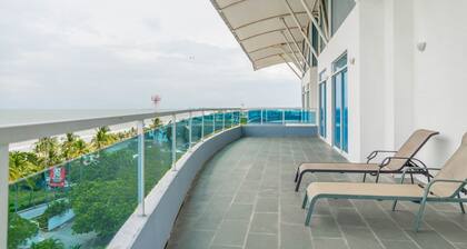 Stunning Oceanview Penthouse with fitness room and full kitchen