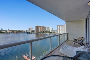 2 bedrooms - Le Petit Italie Water View 2 2 With Pool (Sunny Isles Beach)