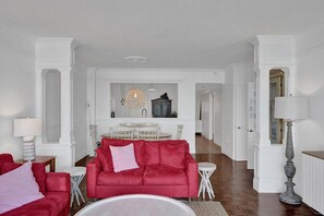 2 bedrooms - Le Petit Italie Water View 2 2 With Pool (Sunny Isles Beach)