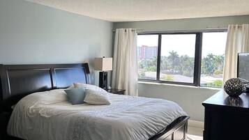 Apartment | 2 bedrooms, desk