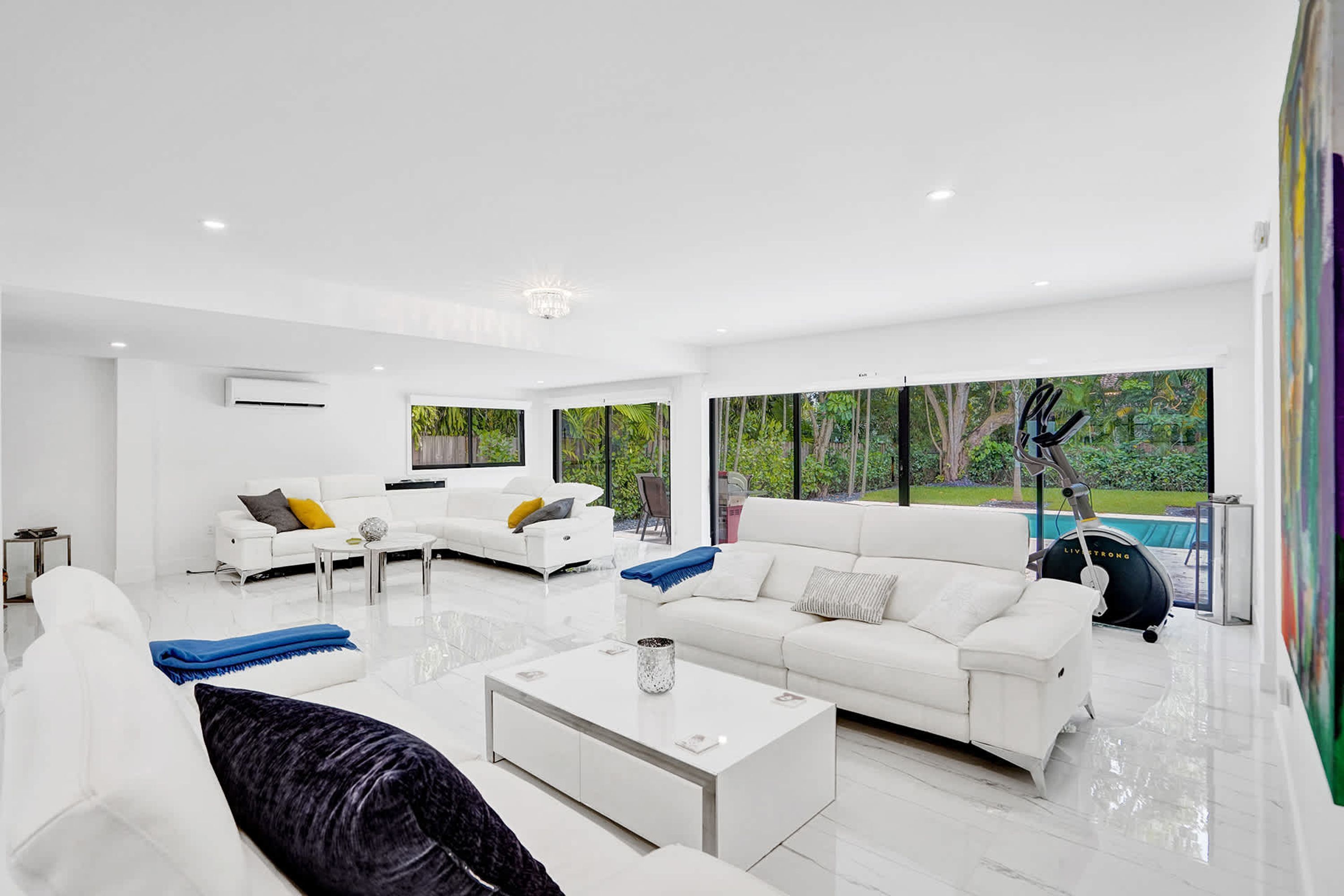 House | 3 bedrooms, desk