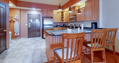 2nd-floor condo with elevator, jetted tub, full kitchen, & fireplaces