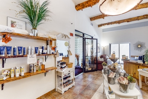 2nd-floor condo with elevator, jetted tub, full kitchen, & fireplaces