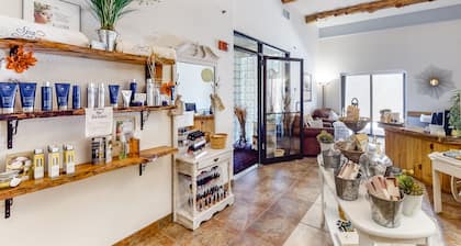 2nd-floor condo with elevator, jetted tub, full kitchen, & fireplaces