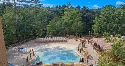 2nd-floor condo with elevator, jetted tub, full kitchen, & fireplaces