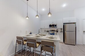 Een koelkast, een microgolfoven, een oven, een kookplaat