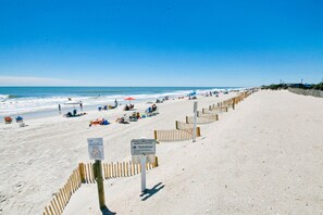 On the beach - Oceanview condo with pool, hot tub, private balcony & beach access (Myrtle Beach)