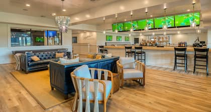 Bayside Resort condo w/shared pools, hot tub, sauna & tennis courts