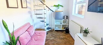 Kitchenette studio with Netflix TV and double sofa bed