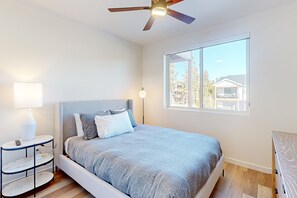 2 bedrooms, WiFi, bed sheets - Ground-floor condo with private hot tub & heated 1-car garage with EV charger (Fraser)