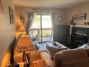 Fernseher, Kamin, DVD-Player