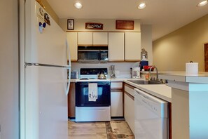 Kühlschrank, Mikrowelle, Ofen, Herdplatte