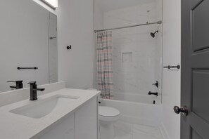 Haartrockner, Handtücher, Seife, Toilettenpapier