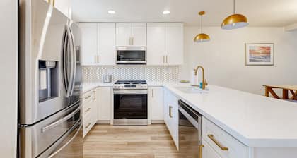 Beautiful lake-view condo w/ shared pool and hot tub walk to restaurants & shops