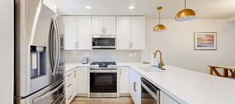 Beautiful lake-view condo w/ shared pool and hot tub walk to restaurants & shops