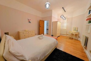 2 habitaciones, tabla de planchar con plancha, wifi y ropa de cama 