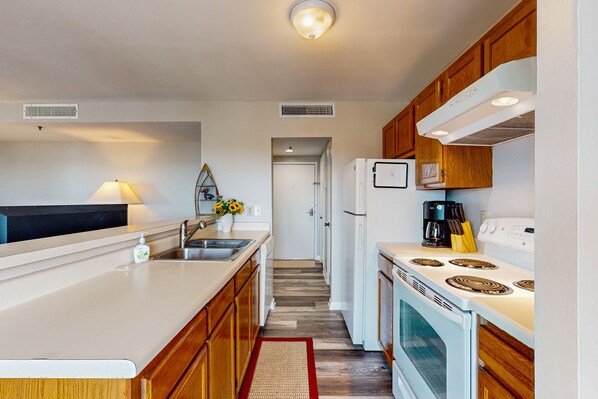 Kylskåp, mikrovågsugn, ugn och spishäll