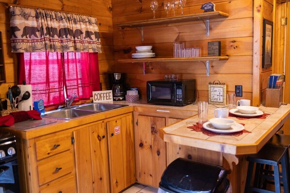 Kühlschrank, Mikrowelle, Ofen, Geschirrspüler