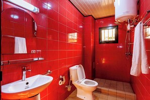 Comfort Triple Room, Balcony, Sea View | Bathroom | Slippers, towels, soap, toilet paper - Ocean Hotel Kribi (Kribi)