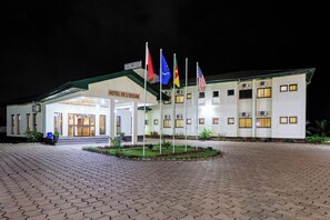 Front of property - Ocean Hotel Kribi (Kribi)