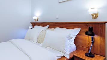 Senior Suite, Sea View | Desk, free WiFi