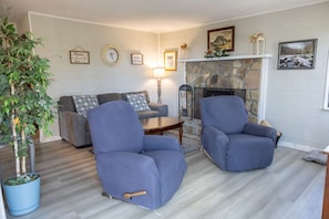 Smart TV, fireplace, books - Pet Friendly Cabin with View! (Sevierville)