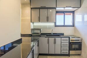 Kjøleskap, mikrobølgeovn, ovn og kokeplater