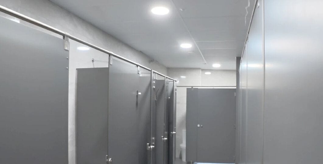 Dormitorio compartido básico | Baño | Ducha, jabón, champú y papel higiénico