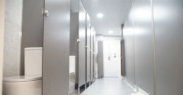 Dormitorio compartido básico | Baño | Ducha, jabón, champú y papel higiénico