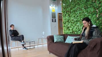 Eenvoudige slaapzaal | Een strijkplank/strijkijzer, gratis wifi