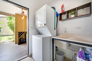 Een haardroger, handdoeken