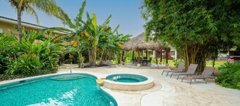 Pet-friendly apartment with W/D and a refreshing outdoor pool