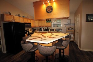 Fridge, microwave, oven, stovetop - Lakeview Landing - Beautiful Lakefront Home With Dock (Mammoth Cave)