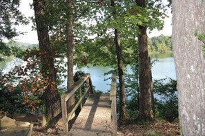 Property grounds - Lakeview Landing - Beautiful Lakefront Home With Dock (Mammoth Cave)