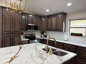 Jääkaappi, mikroaaltouuni, uuni, liesi