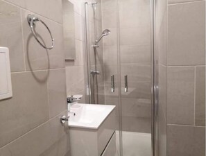 Haartrockner, Handtücher, Seife, Toilettenpapier