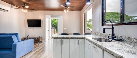 Frigorífico, microondas, horno y placa de cocina