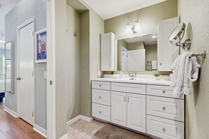 Secador de cabelo, toalhas de banho