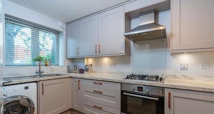 Cheltenham 'Hidden Gem' with Parking, Walk to Town