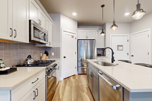Frigorífico, microondas, horno y placa de cocina