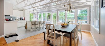 Lakeside Serenity! 3BR/2B Lake Front Retreat with Stunning Views