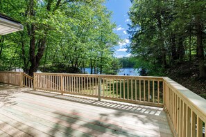 Property grounds - Lakeside Serenity! 3BR/2B Lake Front Retreat with Stunning Views (Barrington)