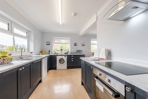 Kühlschrank, Mikrowelle, Ofen, Geschirrspüler