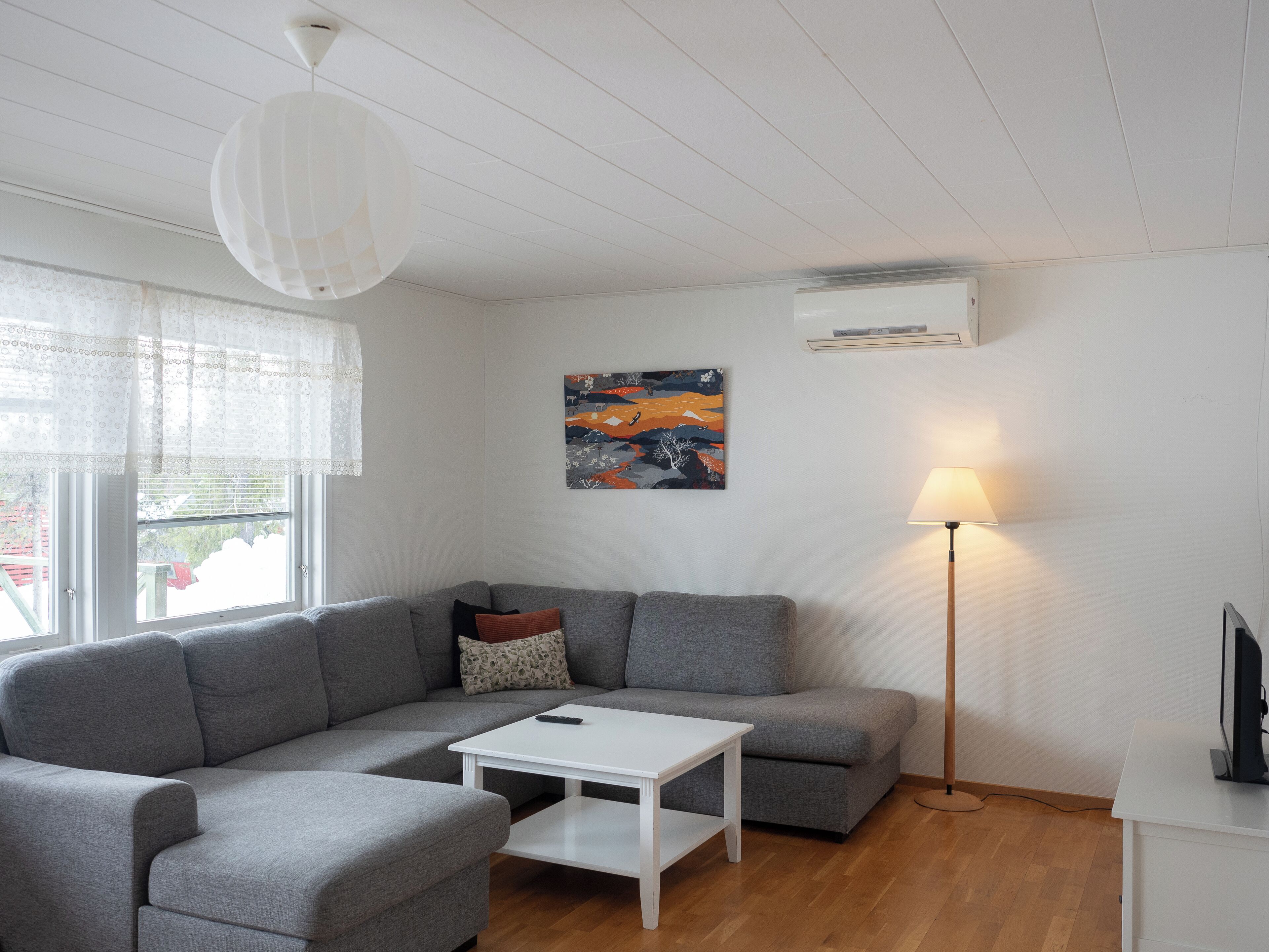 Villa 14, lake view | Vardagsrum | 22-tums LCD-tv med satellitkanaler