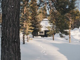 Cabin D1, garden view | Individually decorated, blackout drapes, soundproofing