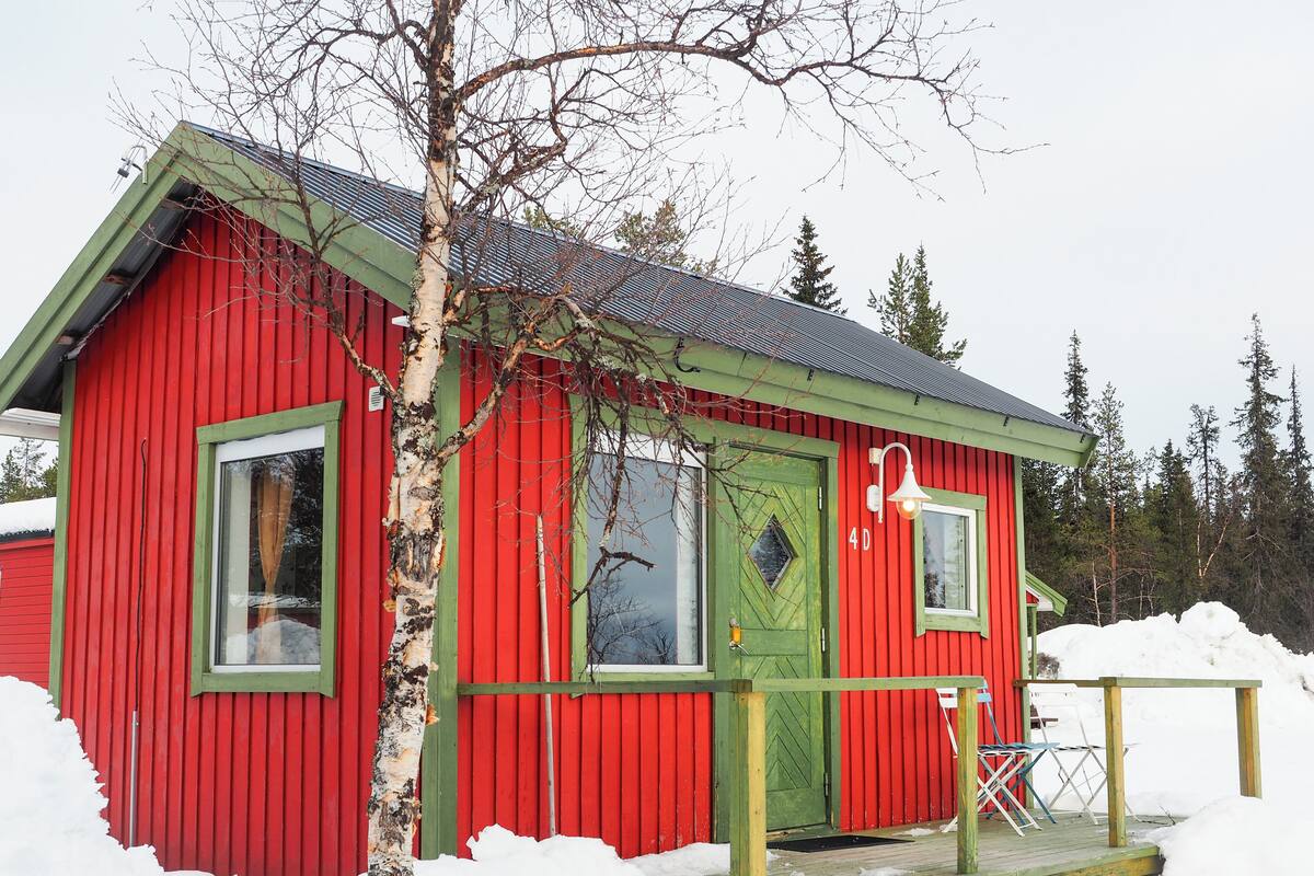 Cabin 4D, lake view | Blendingsgardiner, lydisolert, strykejern/-brett og wi-fi (inkludert)