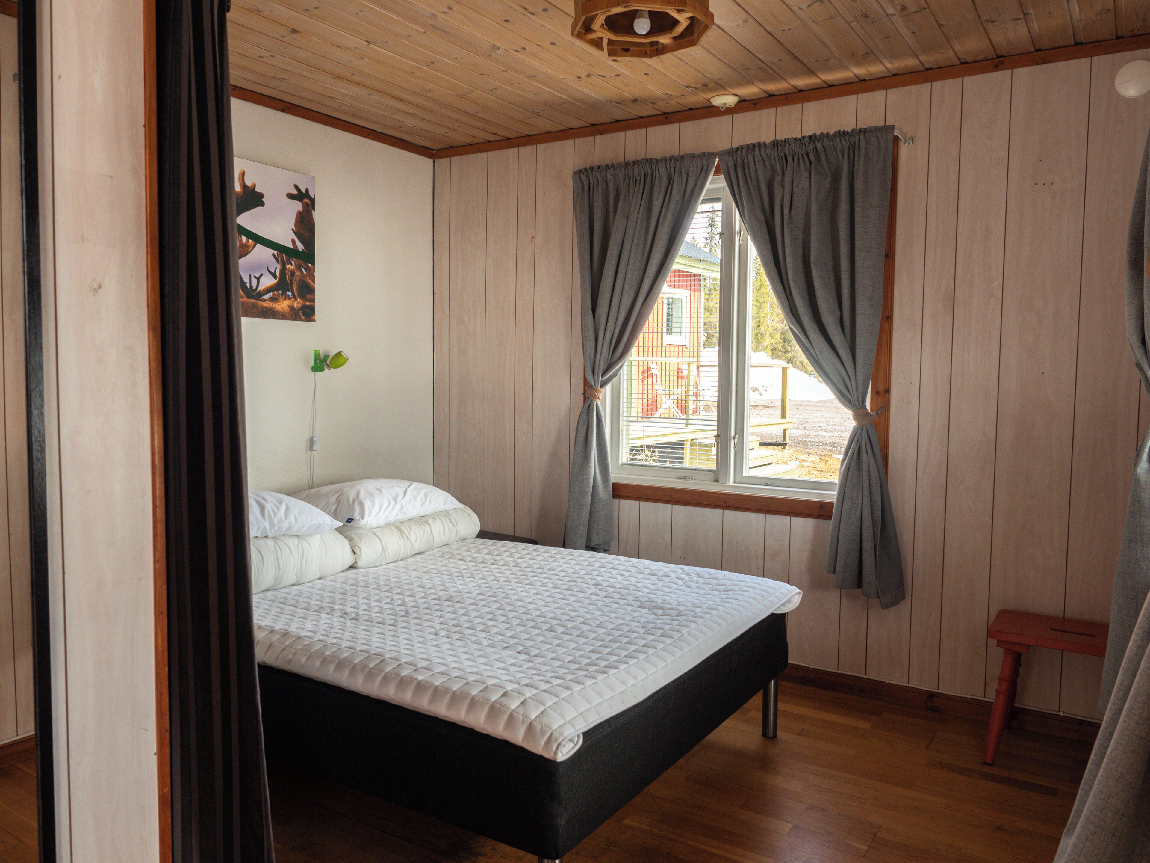 Cabin 5, lake view | Individuell inredning, mörkläggningsgardiner och ljudisolering