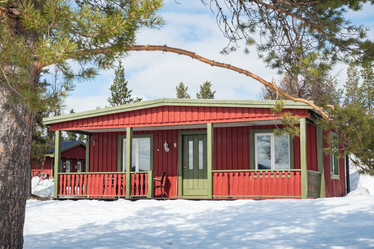Cabin 5, lake view | Blendingsgardiner, lydisolert, strykejern/-brett og wi-fi (inkludert)