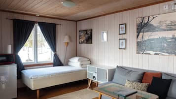 Cabin 5, lake view | Individuell inredning, mörkläggningsgardiner och ljudisolering